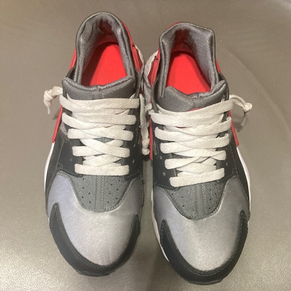 Kids 5.5y Nike air huarache - used 7/10 condition asking $45 obo - Picture 1 of 4